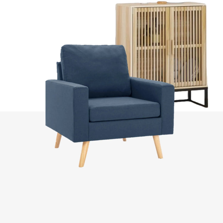 blauwe fauteuil met houten poten en houten dressoir.